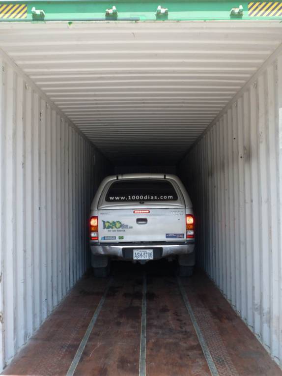 Entrando no contéiner em direção à Colômbia! (no porto de Colón, no Panamá)